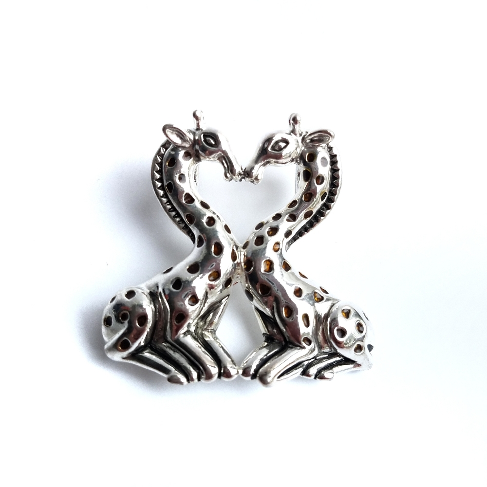 Silver tone kissing giraffes brooch pendant pin